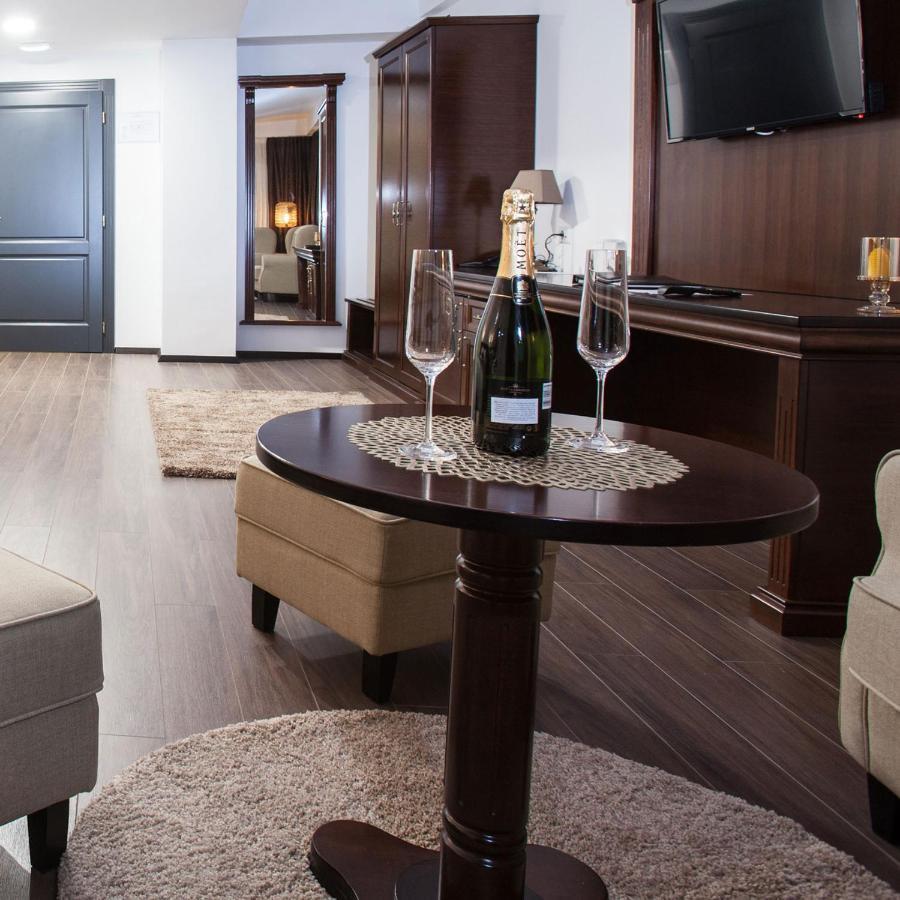 Hotel Sky Gevgelija Esterno foto A table runner