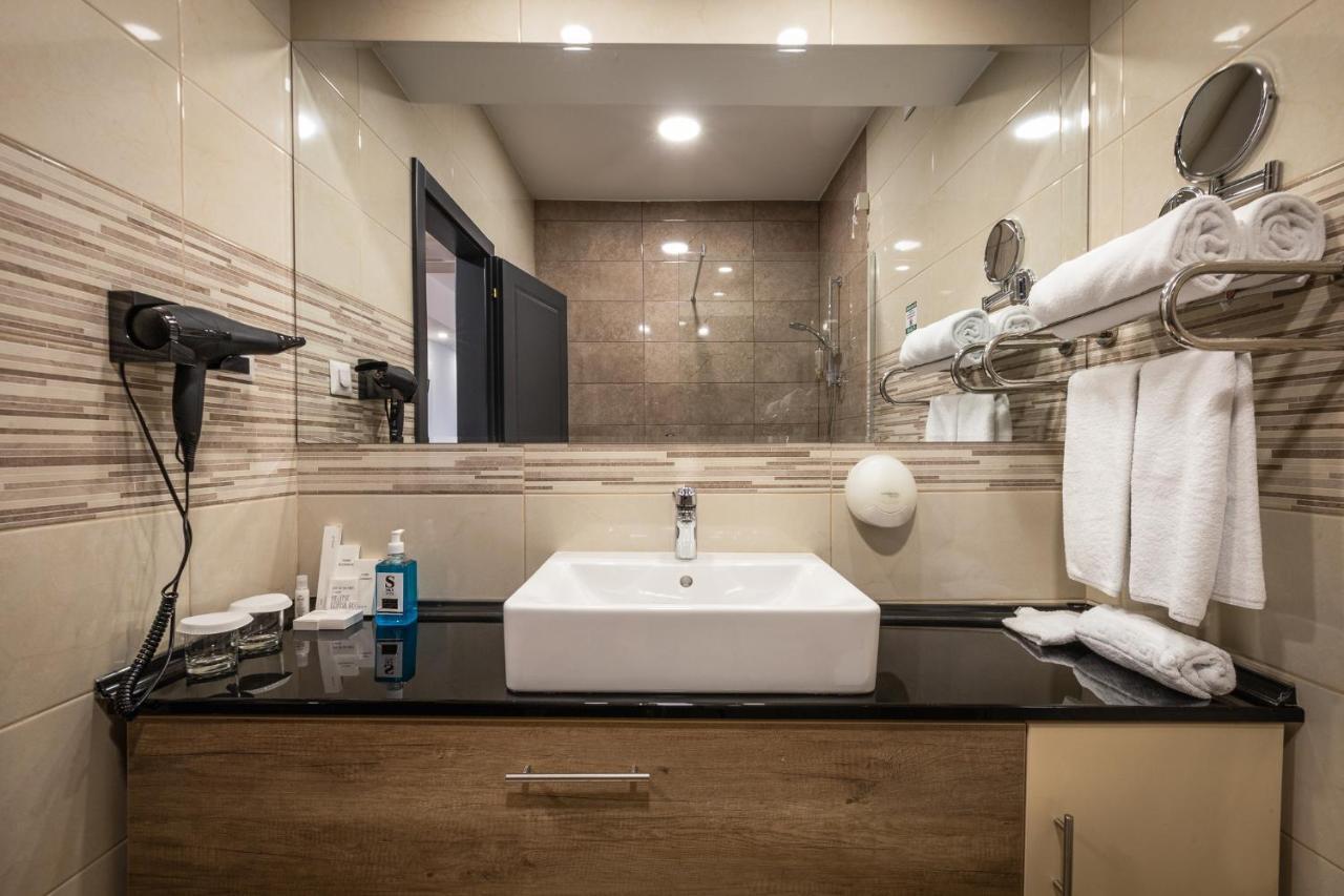Hotel Sky Gevgelija Esterno foto Bathroom in a hotel