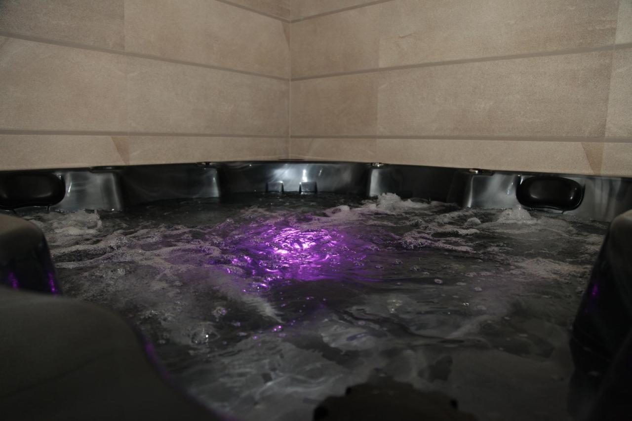 Hotel Sky Gevgelija Esterno foto A whirlpool bath