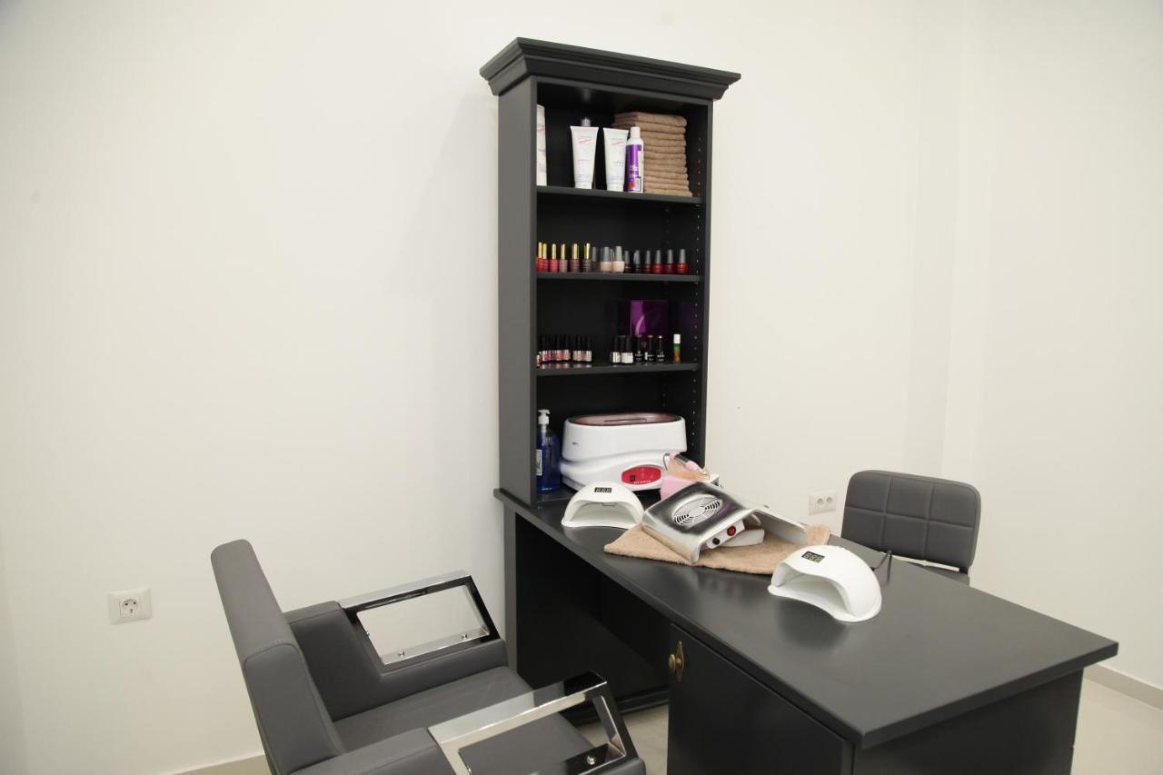Hotel Sky Gevgelija Esterno foto A consultation room at a salon