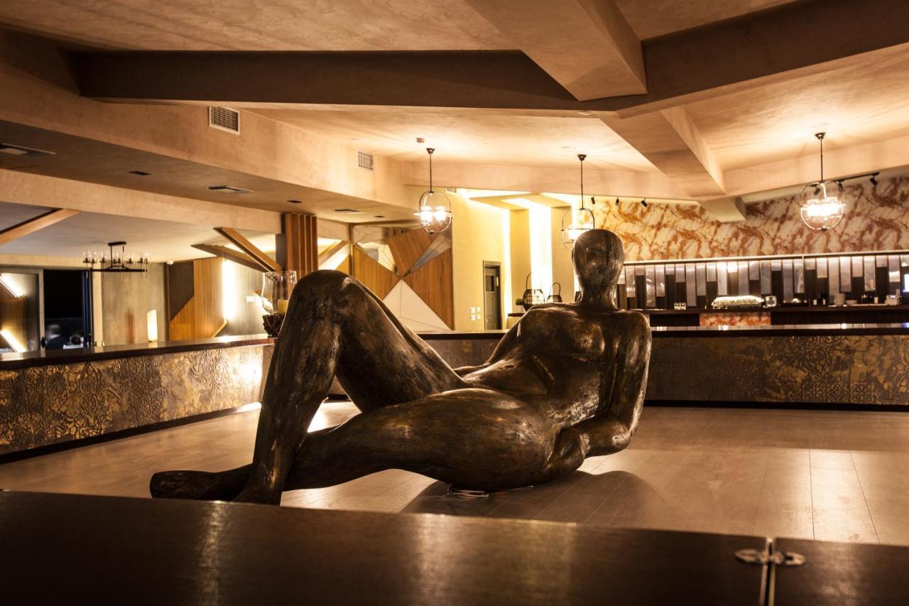 Hotel Sky Gevgelija Esterno foto The sculpture in 2011