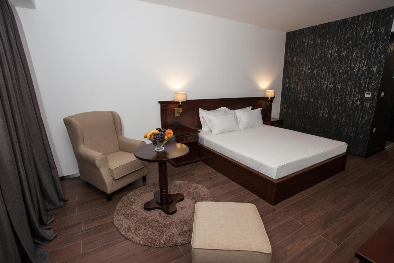 Hotel Sky Gevgelija Esterno foto A room at the hotel