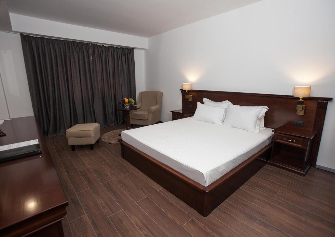 Hotel Sky Gevgelija Esterno foto A bedroom at the hotel